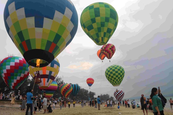 Những chiếc khinh khí cầu nhiều màu sắc bay lơ lửng trên bầu trời đã tạo cảm giác thích thú