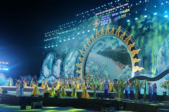 Rực rỡ sắc màu đêm khai mạc Năm Du lịch quốc gia 2023 "Bình Thuận - Hội tụ xanh" 