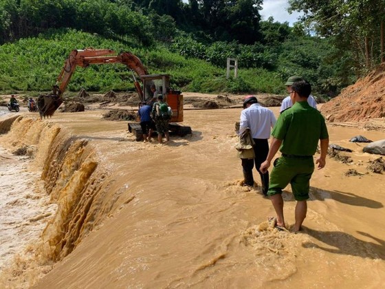 Thêm một vụ sạt lở vùi lấp 11 người tại Quảng Nam, 200 công nhân thủy điện bị cô lập ảnh 5