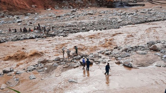 Thêm một vụ sạt lở vùi lấp 11 người tại Quảng Nam, 200 công nhân thủy điện bị cô lập ảnh 10