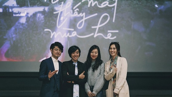 Đạo diễn Cao Thúy Nhi (thứ 2 từ trái qua)  cùng các diễn viên ra mắt khán giả Nhật 