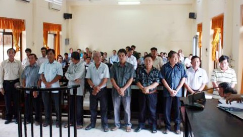 10 bị cáo thuộc Cục Hải quan Kiên Giang nghe tòa tuyên án vào ngày 15-6-2016. Ảnh: TTXVN