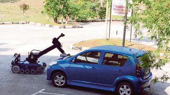 Một cuộc diễn tập tại Singapore sử dụng robot phát hiện bom trên xe hơi