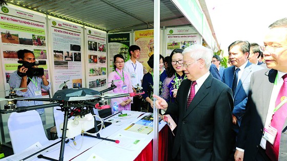  Tổng Bí thư Nguyễn Phú Trọng xem một số  thành tựu  nghiên cứu khoa học của Khoa cơ- điện, Học viện  Nông nghiệp  Việt Nam. Ảnh:TTXVN