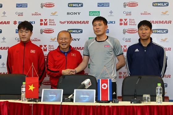 HLV và đại diện cầu thủ hai đội tại buổi họp báo trưa 24-12. Ảnh: MINH HOÀNG