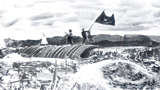 17g30 phút ngày 7-5-1954, lá cờ “Quyết chiến quyết thắng” của quân đội ta tung bay trên nóc hầm tập đoàn cứ điểm Điện Biên Phủ. Ảnh: TL