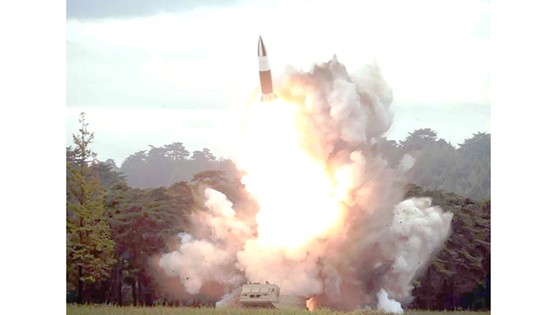 Một vụ phóng thử tên lửa tầm ngắn của Triều Tiên  hồi tháng 8-2019.  Ảnh: KCNA