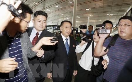 Trưởng đoàn đàm phán hạt nhân của Triều Tiên Kim Myong-gil (giữa) tại sân bay quốc tế Bắc Kinh, Trung Quốc, trước khi lên đường tới Stockholm ngày 3-10-2019. Ảnh: Kyodo/TTXVN