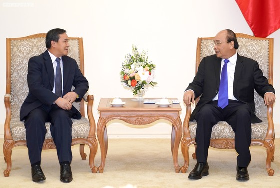Thủ tướng Nguyễn Xuân Phúc và Đại sứ Lào Sengphet Houngboungnuang - Ảnh: VGP
