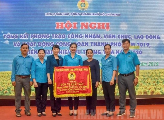 Phó Bí thư Thành ủy TPHCM Võ Thị Dung trao Cờ thi đua cho các tập thể