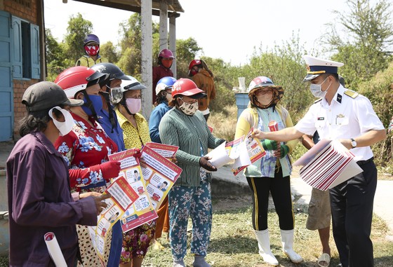 Quân chủng Hải quân cung cấp gần 5 triệu lít nước sinh hoạt cho vùng hạn mặn Tây Nam bộ ảnh 3