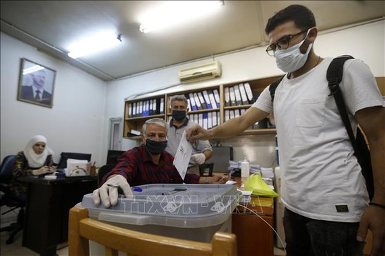 Cử tri Syria bỏ phiếu tại một điểm bầu cử ở Damascus, ngày 19/7/2020. Ảnh: AFP/TTXVN