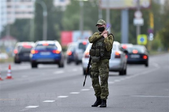 Lực lượng an ninh Belarus gác tại điểm kiểm soát trên một tuyến đường ở ngoại ô thủ đô Minsk. Ảnh: AFP/TTXVN