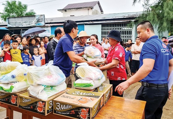 Đại diện Báo SGGP trao quà cứu trợ người dân xã Hải Sơn, huyện Hải Lăng, tỉnh Quảng Trị. Ảnh: NGUYỄN HOÀNG