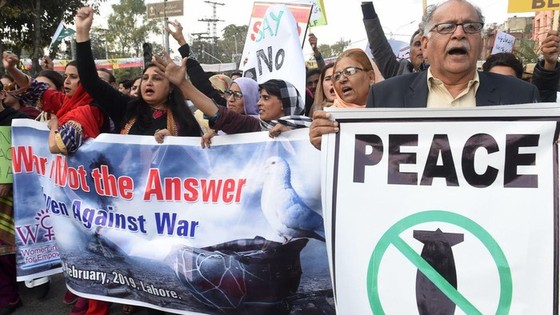Một cuộc tuần hành phản đối căng thẳng leo thang giữa hai quốc gia sở hữu vũ khí hạt nhân Ấn Độ và Pakistan hồi năm 2019. Ảnh: AFP