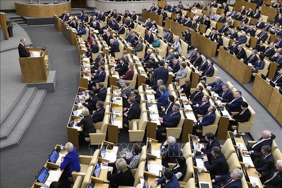 Tổng thống Nga Vladimir Putin (trái) phát biểu tại phiên họp Duma Quốc gia ở Moskva. Ảnh: AFP/TTXVN