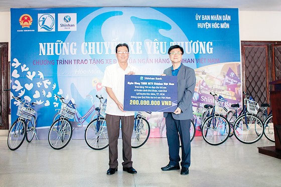 Ngân hàng Shinhan tặng xe đạp cho trẻ em Hóc Môn