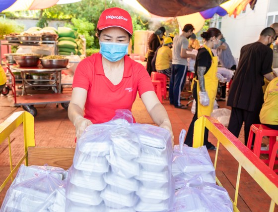 Tập đoàn Sovico tặng 10 xe cứu thương, chuyên chở hàng ngàn y bác sĩ, tặng hàng trăm ngàn suất cơm tại TPHCM ảnh 4