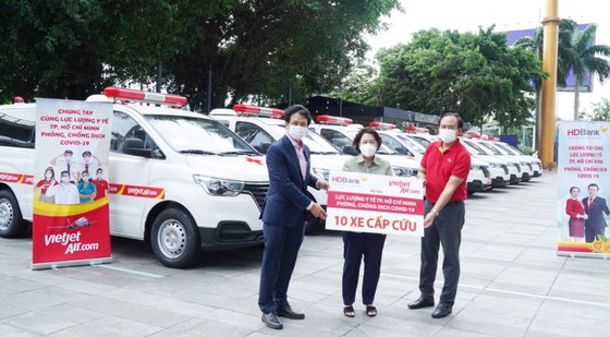 Tập đoàn Sovico tặng 10 xe cứu thương, chuyên chở hàng ngàn y bác sĩ, tặng hàng trăm ngàn suất cơm tại TPHCM ảnh 2