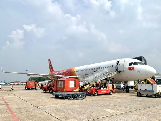 Tập đoàn Sovico tặng 10 xe cứu thương, chuyên chở hàng ngàn y bác sĩ, tặng hàng trăm ngàn suất cơm tại TPHCM ảnh 5
