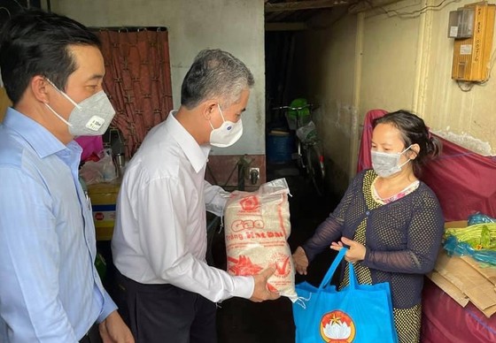 Phó Chủ tịch UBND TPHCM Ngô Minh Châu tặng quà  cho hộ dân khó khăn ở quận 8