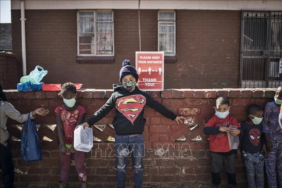 Trẻ em đeo khẩu trang phòng lây nhiễm COVID-19 tại Johannesburg, Nam Phi. Ảnh: AFP/TTXVN