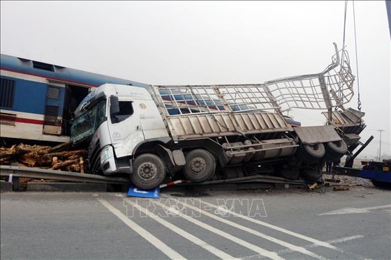 Va chạm với xe chở gỗ, tàu hỏa bị lật đầu máy, văng toa xuống kênh ảnh 1
