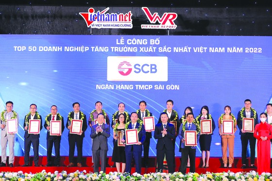 Ông Diệp Bảo Châu - Phó Tổng Giám đốc SCB nhận giải thưởng Top 50 doanh nghiệp tăng trưởng xuất sắc nhất Việt Nam năm 2022