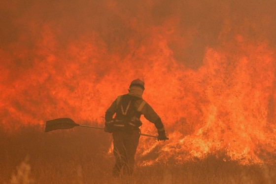 Cháy rừng ở miền Bắc Tây Ban Nha. Ảnh: THX/TTXVN