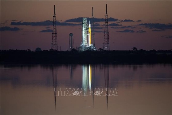 Hệ thống phóng không gian (SLS) mang theo tàu vũ trụ Orion tại bệ phóng 39B ở căn cứ Cape Canaveral, bang Florida (Mỹ). Ảnh: AFP/TTXVN