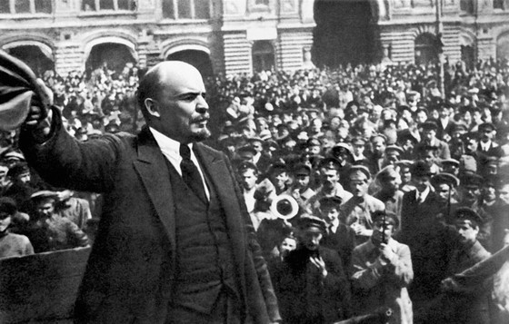 Lênin đọc diễn văn tại Quảng trường Đỏ ở Mátxcơva trước các đơn vị của khóa huấn luyện quân sự toàn dân 25-5-1919, Ảnh: TƯ LIỆU