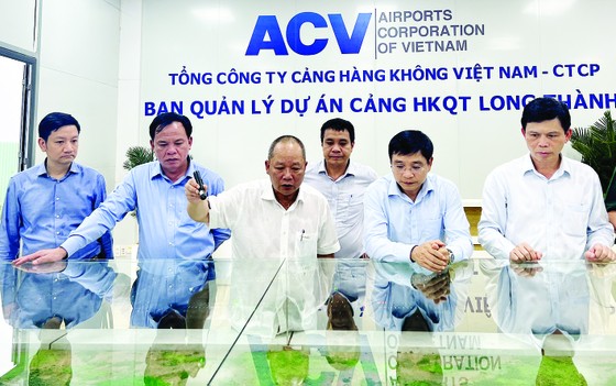 Bộ trưởng Bộ GTVT Nguyễn Văn Thắng xem sa bàn dự án sân bay Long Thành