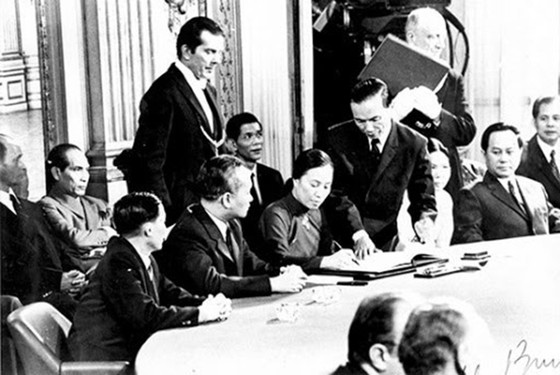 Bộ trưởng Ngoại giao Chính phủ lâm thời Cộng hòa Miền Nam Việt Nam Nguyễn Thị Bình ký Hiệp định Paris ngày 21-1-1973. Ảnh: Tư liệu