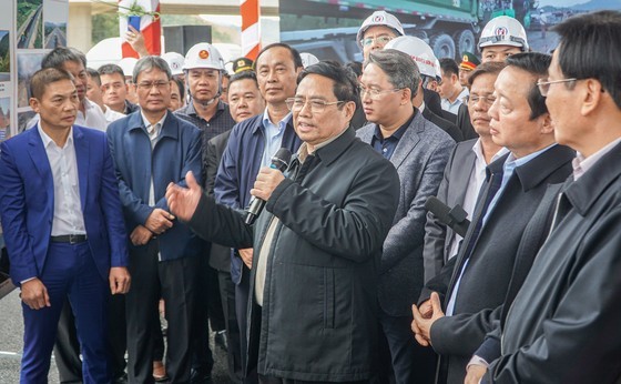 Thủ tướng kiểm tra tiến độ cao tốc Nha Trang – Cam Lâm vào chiều ngày 26-1 (mùng 5 Tết). Ảnh: LÊ KIÊN