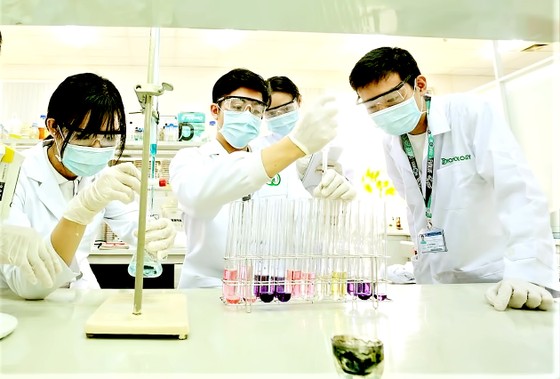 Sinh viên ngành Công nghệ sinh học Trường ĐH Quốc tế (ĐH Quốc gia TPHCM) đang học thực hành tại phòng thí nghiệm