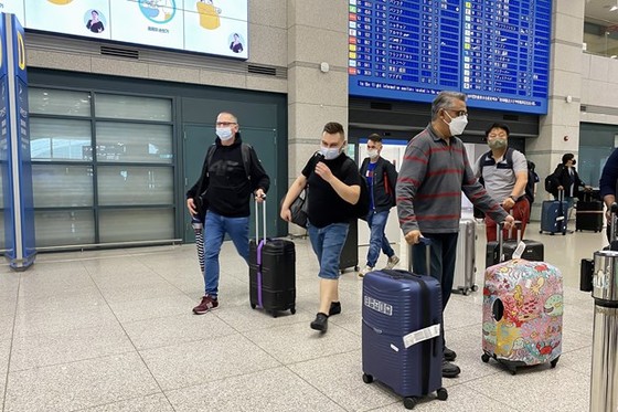 Khách nước ngoài nhập cảnh Hàn Quốc tại Sân bay Quốc tế Incheon. Ảnh: TTXVN