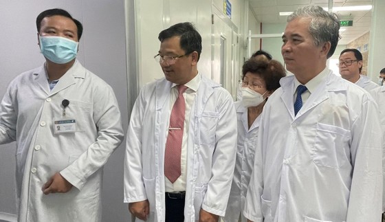 Phó Chỉ tịch UBND TPHCM Ngô Minh Châu (bìa phải) tham quan khoa Dược đạt tiêu chuẩn GMP-WHO 