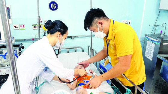 Bác sĩ Bệnh viện Nhi đồng 1 đang thăm khám cho trẻ mắc bệnh tay chân miệng