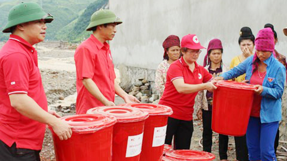 Trao hàng cứu trợ của Hội Chữ thập đỏ Việt Nam cho người dân huyện Mường La (Sơn La) bị thiệt hại do mưa lũ