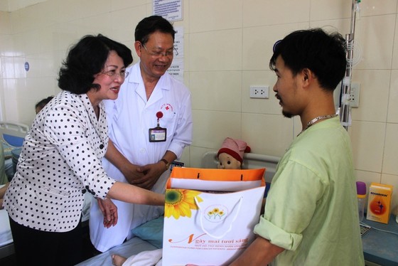 Phó Chủ tịch nước Đặng Thị Ngọc Thịnh vui Trung thu với bệnh nhi ung thư ảnh 3 Phó Chủ tịch nước Đặng Thị Ngọc Thịnh vui Trung thu với bệnh nhi ung thư ảnh 3