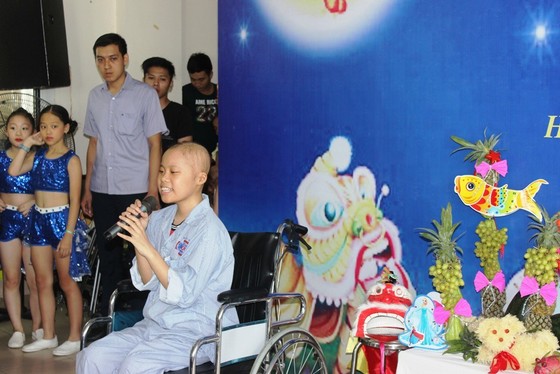Phó Chủ tịch nước Đặng Thị Ngọc Thịnh vui Trung thu với bệnh nhi ung thư ảnh 4 Phó Chủ tịch nước Đặng Thị Ngọc Thịnh vui Trung thu với bệnh nhi ung thư ảnh 4