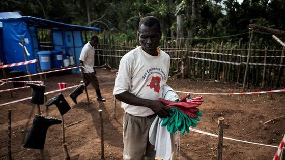 Nhân viên y tế khử trùng đồ đạc tại khu vực cách ly tại Muma, Cộng hòa Dân chủ Congo, sau khi phát hiện trường hợp nhiễm virus Ebola. Ảnh: TTXVN