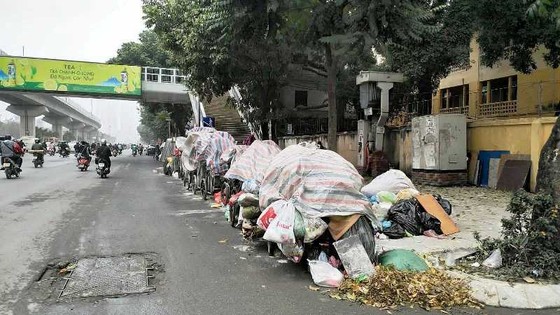 Hà Nội “ngộp thở” vì rác! ảnh 1 Hà Nội “ngộp thở” vì rác! ảnh 1