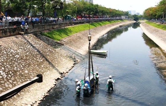 Các thiết bị công nghệ  Nano - Bioreactor được đưa xuống sông Tô Lịch để xử lý ô nhiễm