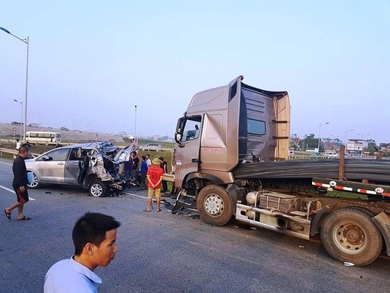 Yêu cầu điều tra bổ sung vụ án xe container đâm xe Innova đi lùi trên cao tốc ảnh 1 Yêu cầu điều tra bổ sung vụ án xe container đâm xe Innova đi lùi trên cao tốc ảnh 1