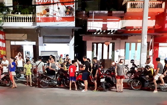 Mâu thuẫn tiền bạc, anh trai mang dao và súng truy sát cả nhà em gái ảnh 1 Mâu thuẫn tiền bạc, anh trai mang dao và súng truy sát cả nhà em gái ảnh 1