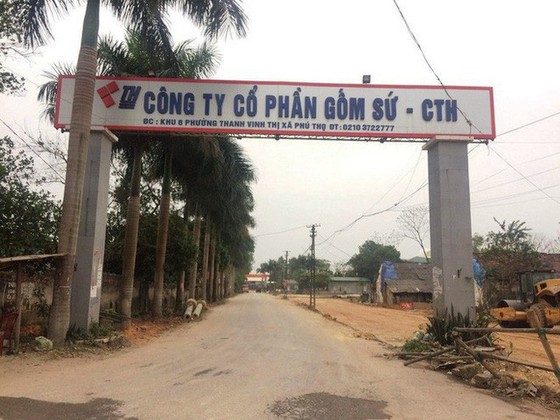 Vụ đổ dầu thải vào nguồn nước sông Đà: Triệu tập 2 người của Công ty gốm sứ Thanh Hà ảnh 1 Vụ đổ dầu thải vào nguồn nước sông Đà: Triệu tập 2 người của Công ty gốm sứ Thanh Hà ảnh 1