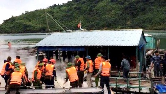 Cưỡng chế nuôi thủy sản trái phép, nhiều cán bộ bị ném bom xăng ảnh 1