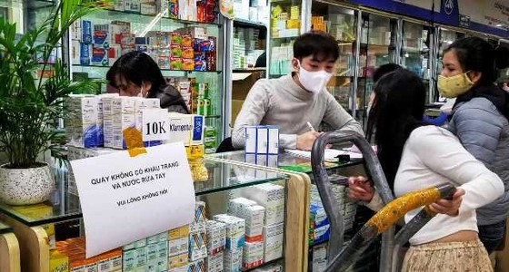 Nhiều quầy thuốc treo biển "Không có khẩu trang, vui lòng không hỏi" ảnh 1