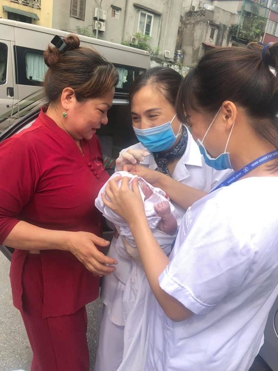 Đi đẻ bị tắc đường, sản phụ được nhân viên CDC hỗ trợ "vượt cạn" thành công ảnh 2